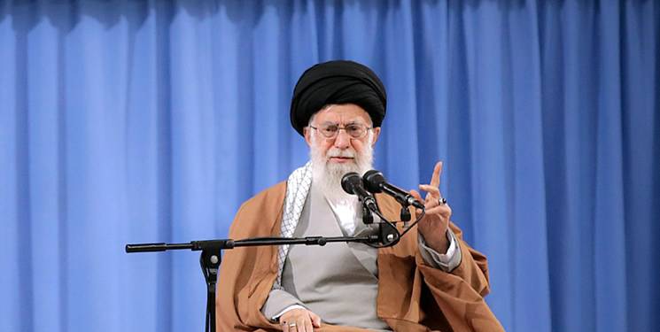رهبر انقلاب در پاسخ به تهدید ترامپ: اولا غلط می کنید ثانیا:هیجان ضد آمریکایی در عراق نتیجه طبیعی جنایتهای آمریکاست./ ملت ایران به دنبال جنگ نیست لذا هر تهدیدی را بدون ملاحظه و سر سخت پاسخ می دهد.